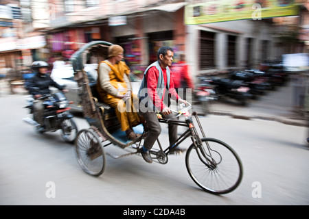 Rikschas (oder Rikschas) in der Straße von Kathmandu. Nepal, Asien Stockfoto