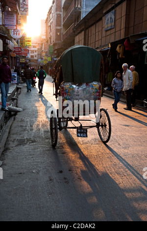 Rikschas (oder Rikschas) in der Straße von Kathmandu. Nepal, Asien Stockfoto