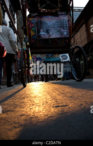 Rikschas (oder Rikschas) in der Straße von Kathmandu. Nepal, Asien Stockfoto