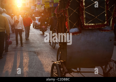 Rikschas (oder Rikschas) in der Straße von Kathmandu. Nepal, Asien Stockfoto