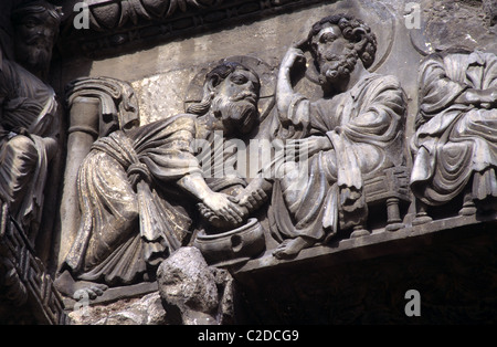 Romanische Bas Relief Skulptur des heiligen Petrus, der Christus die Füße wäscht Demut zeigt, Abtei der Kirche Saint Gilles c12. Saint-Gilles Frankreich Stockfoto