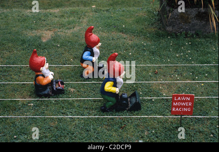 Garden Gnome nehmen an einem Rasenmäher- oder Grasschnitt-Rennen im Gnome Reserve, Bradworthy, Devon, England, Teil Stockfoto