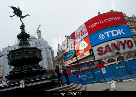 Die elektronischen Werbetafeln und die Statue des Eros am Piccadilly Circus Stockfoto