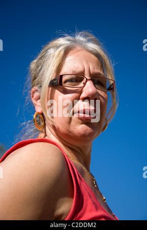 Porträt der Frau mit Haaren gegen blauen Himmel Stockfoto