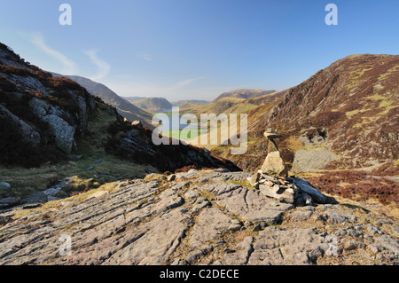 Blick hinunter ins Buttermere zwischen Heuhaufen und Fleetwith Hecht im englischen Lake District Stockfoto