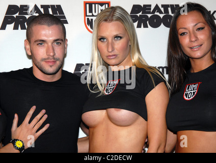 Shayne Ward und die Luminox Mädchen Sky Movies und Death Proof pro-Promi Banger Rennen am Wimbledon Greyhound Stadium in London, Stockfoto