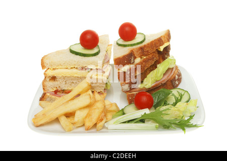 Club-Sandwich, Pommes Frites und Salat auf einem Teller Stockfoto