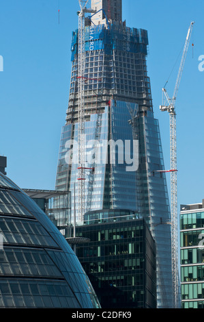 Shard Gebäude im Bau an der Rückseite des Rathauses zu sehen. London. England. Stockfoto