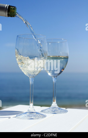 Gießt Wein am Meer Stockfoto