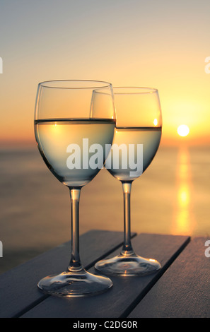 Zwei Gläser Wein am Meer Stockfoto