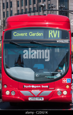 Ein Wasserstoff-Bus in London Tower Bridge reflektiert in der Windschutzscheibe, England. Stockfoto