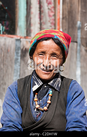 Nepalesische Frau posiert in Trachten gekleidet. Nepal, Asien Stockfoto