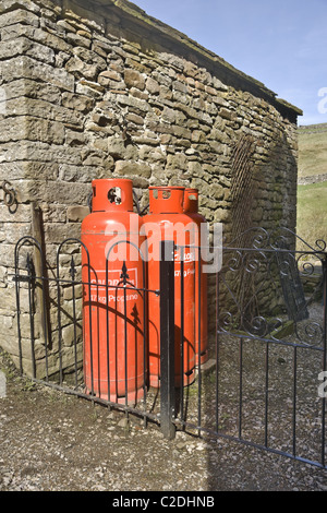 Propan-Gasflaschen vor einem Haus im oberen Swaledale in den Yorkshire Dales. VEREINIGTES KÖNIGREICH. Stockfoto