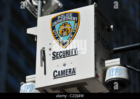 Ein New York Polizei-Abteilung enge Schaltung Fernsehkamera befindet sich an einem Laternenpfahl am Central Park South, New York City, USA. Stockfoto