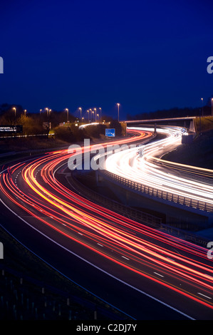 Scheinwerfer wegen des Verkehrs, die Reisen auf der Autobahn A1/M1 in der Dämmerung in der Nähe von Wetherby Leeds Yorkshire uk Stockfoto