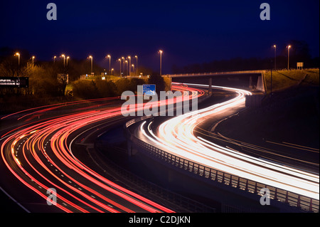 Scheinwerfer wegen des Verkehrs, die Reisen auf der Autobahn A1/M1 in der Dämmerung in der Nähe von Wetherby Leeds Yorkshire uk Stockfoto