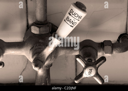 Ableitung des Wassers in einem alten Badezimmer. LLeida. Spanien. Stockfoto