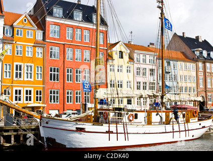 Kai Waterfront Stadthäuser und hölzernen Segelschiff Nyhavn (neue Hafen) Kopenhagen Dänemark Skandinavien Stockfoto