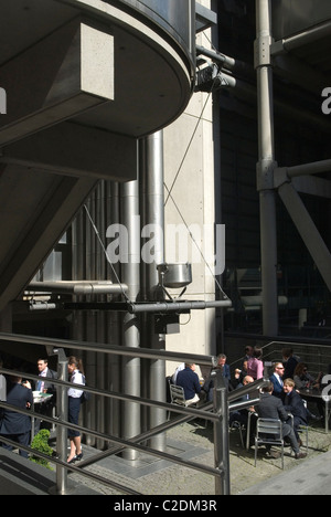 Lloyds Building Lime Street EC3 Büroangestellte der Stadt London Essen Mittagessen in der Sonne 1990 UK HOMER SYKES Stockfoto