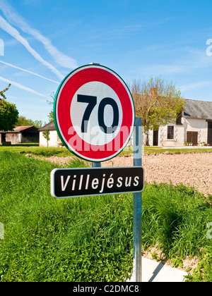 Moderne 70 km/h Geschwindigkeit Beschränkung Straßenschild - Villejésus, Indre-et-Loire, Frankreich. Stockfoto