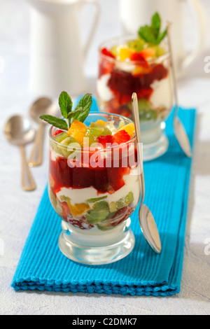 Joghurt mit Früchten und Marmelade. Rezept zur Verfügung. Stockfoto