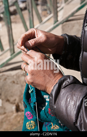 Nahaufnahme von weiblichen Händen stricken. Nepal, Asien Stockfoto