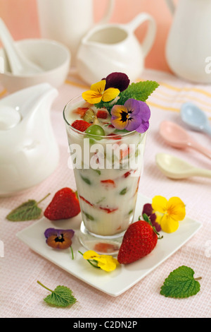 Kefir mit Früchten und Blumen. Rezept zur Verfügung. Stockfoto