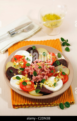 Salat mit frischen Käse und Oregano. Schritt für Schritt: PWNH PWNH 83 - 95 - 9 R-PWNHAJ PWNH Stockfoto