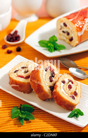 Biskuitrolle mit Käse und Preiselbeeren. Rezept zur Verfügung. Stockfoto