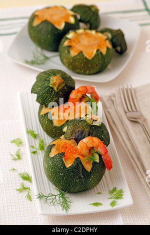 Gefüllte Zucchini mit Garnelen. Rezept zur Verfügung. Stockfoto