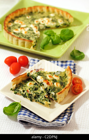 Spinat-Quiche mit Ziegenkäse. Rezept zur Verfügung. Stockfoto