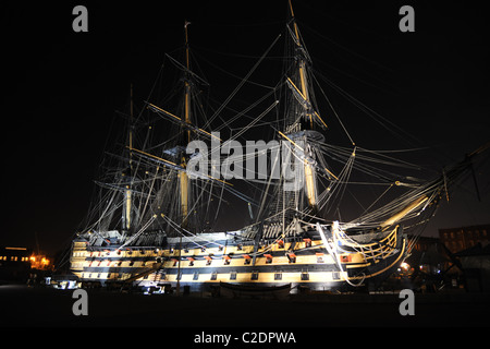 Das alte Kriegsschiff, Mann des Krieges Segelschiff HMS Victory, beleuchtet in der Nacht. Stockfoto