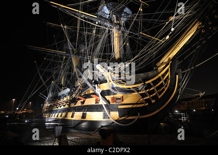 Das alte Kriegsschiff, Mann des Krieges Segelschiff HMS Victory, beleuchtet in der Nacht. Stockfoto