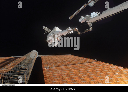 Astronauten beteiligt sich an Extravehicular activity Stockfoto