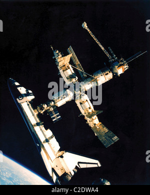 Space Shuttle Atlantis dockt mit Mir Stockfoto