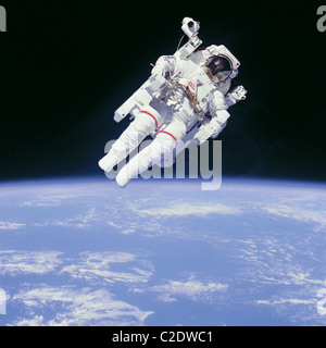 Astronaut Bruce McCandless II im Raum Stockfoto