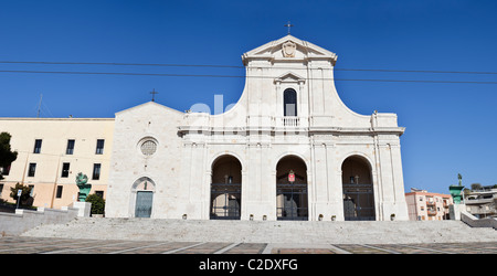 15. Jahrhundert Basilika Bonaria Basilika, auf der Ostseite der Stadt Cagliari auf Sardinien. Panorama-Foto. Stockfoto