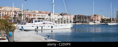 Katamaran-Dockingstation im Hafen von Cagliari, von der Straße Via Roma. Cagliari, die Hauptstadt von Sardinien. Dieses Foto ist Panorama. Stockfoto