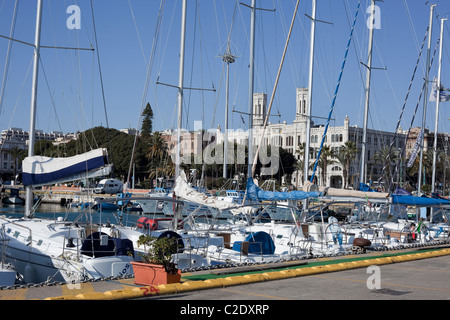 Segelboote im Hafen von Cagliari, an der Straße Via Roma in Sardinien andocken. Stockfoto