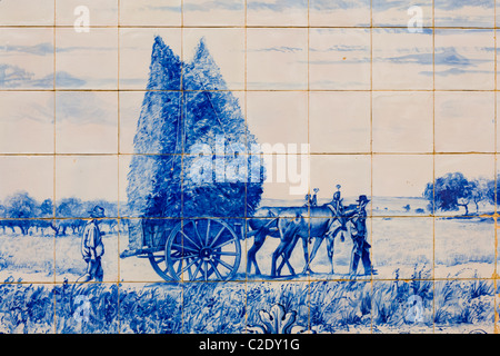 Alentejo Landwirtschaft Szene dargestellt in Kacheln (Azulejos) bei Marmormuseum, Vila Viçosa, Portugal Stockfoto