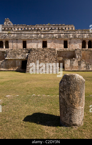 El Palacio oder The Palace auf der Puuc-Stil-Maya-Ruinen von Kabah entlang der Puuc-Route in der Yucatan Halbinsel, Mexiko. Stockfoto