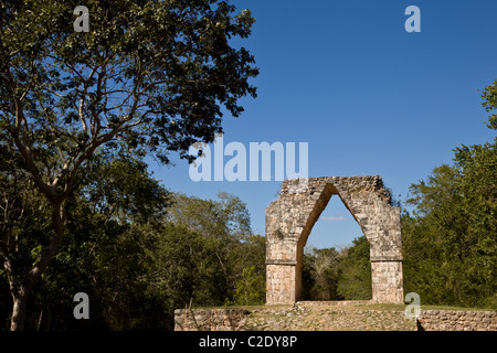 Monumentale Bogen auf der Puuc-Stil-Maya-Ruinen von Kabah entlang der Puuc-Route in der Yucatan Halbinsel, Mexiko. Stockfoto