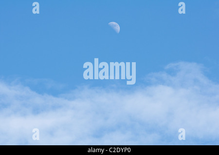 Half Moon gesehen während des Tages, mit mittleren blauen Himmel und weiße Wolkenfetzen im Vordergrund. Stockfoto