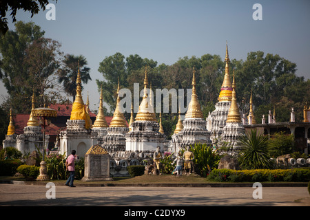 Thai Mann Spaziergang durch viele Chedi, dieser Tempel ist berühmt über viele Chedi in Seite. Wat Chedi Sao, Lampang, Thailand Stockfoto