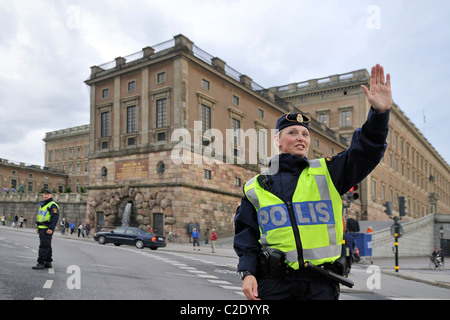 Polizistin regelt den Verkehr im Palazzo Stockholm, Stockholms Lan, Schweden Stockfoto