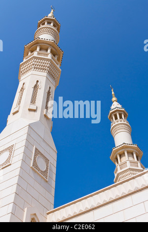 Eine Moschee mit Minarett in der Jumeirah von Dubai, Vereinigte Arabische Emirate. Stockfoto