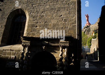 Notre Dame de France Statue an der Spitze des Rocher Corneille. Puy En Velay. Die Region Auvergne, Frankreich. Stockfoto