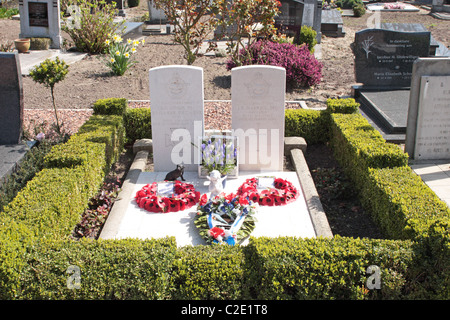 Gräber von Wing Commander Guy Gibson VC, DSO & Bar, DFC & Bar und Geschwaderführer Jim Warwick DFC Steenbergen Holland Stockfoto