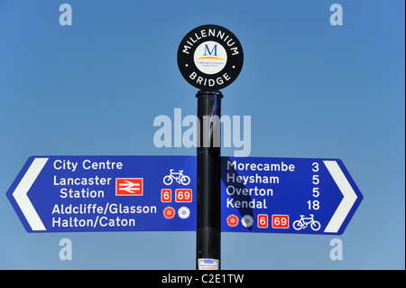 Informationen Wegweiser an der Millennium Bridge, Lancaster, Lancashire, England, Vereinigtes Königreich, Europa. Stockfoto