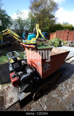 gemieteten hi-Tipp Dumper und Micro Bagger ausheben kleinen Garten im Vereinigten Königreich Stockfoto